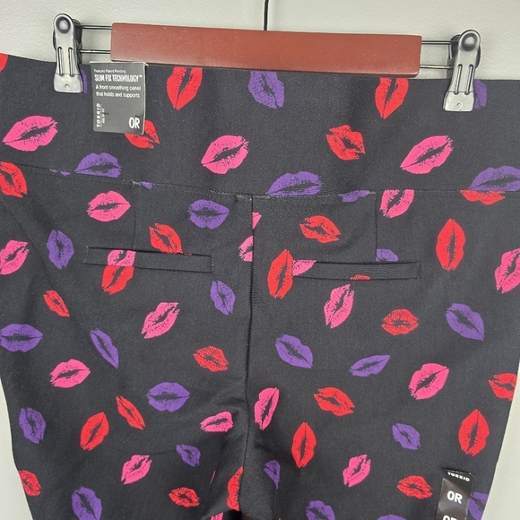TORRID‎ High Rise Pixie Pants Kiss Lips All Over Print Black Red Women Plus Sz L - Picture 6 of 15